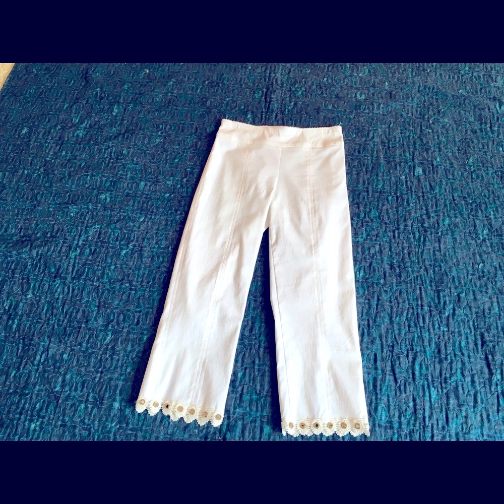 Mesmerize NEW white crop pants w/scallops/gold buttons.Never worn.Size 10 NWOT